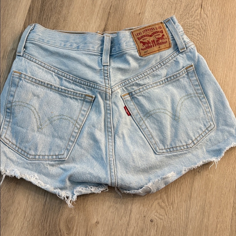 LEVI’S 501 light wash denim shorts size 24 blue raw hem button fly high rise - Picture 5 of 9